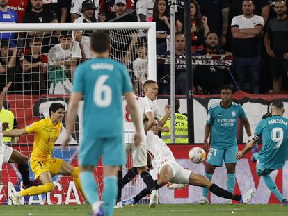 Benzema marca el gol del triunfo del Madrid en el Pizjuán. EFE