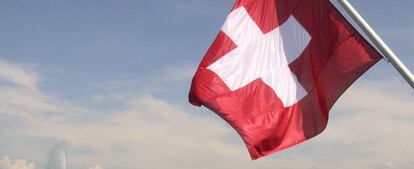 Una bandera suiza sobre el lago de Ginebra en Suiza.