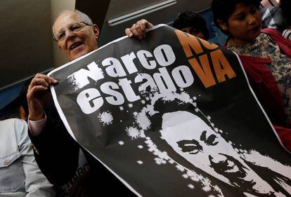 Pedro Kuczynski exhibe un afiche que vincula al Keiko Fujimori con el narco.