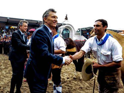 El presidente Mauricio Macri saluda a un trabajador del campo durante la apertura de la Exposici&oacute;n Rural en Buenos Aires.