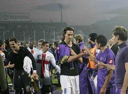Los jugadores del Fiorentina saludan a los del Inter tras ser derrotados por ellos.