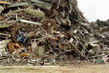 Fotografía panorámica de los desguaces Hermanos López (Parla, Madrid), una de las obras expuestas en <i>Basurama 2006.</i>