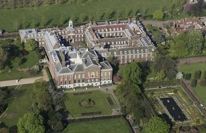Fue la residencia oficial de Diana, princesa de Gales, hasta el día de su muerte, así como del príncipe Harry y Meghan Markle. Ubicado en el centro de Londres, cuenta con 547 habitaciones. El palacio fue reformado por completo durante dos años con un coste de 14 millones de euros.