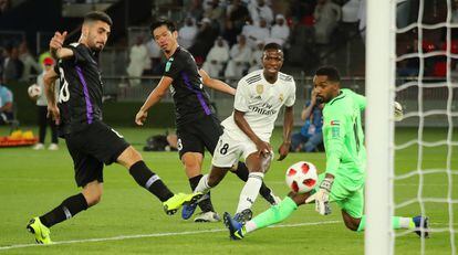 Vinicius lanza el balón a la portería del Al Ain marcando el cuarto gol del Real Madrid.