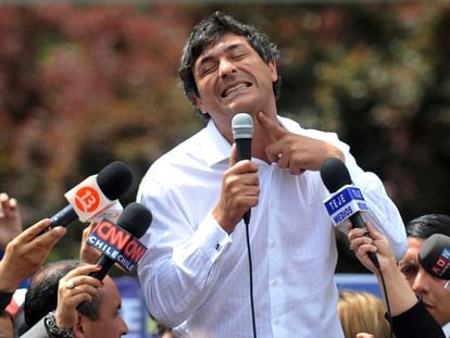 El candidato presidencial Franco Parisi gesticulando durante un discurso de la campaña electoral en 2013.
