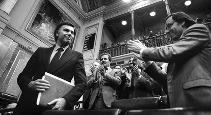 Felipe González es aplaudido en las Cortes por Alfonso Guerra y otros miembros del PSOE, tras ser proclamado oficialmente presidente del Gobierno en 1982.