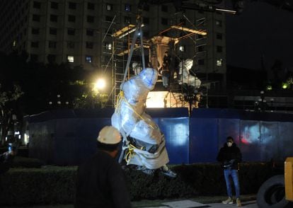 Trabajadores municipales retiran una estatua de Cristóbal Colón en la Ciudad de México en octubre.