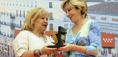 La presidenta de la Comunidad, Esperanza Aguirre, entrega del Premio a la Tolerancia a la presidenta de AVT, María Ángeles Pedraza.