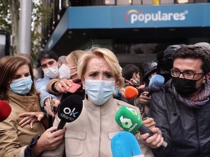 Esperanza Aguirre, expresidenta de la Comunidad de Madrid y del PP regional, sale de la sede nacional del partido el pasado 29 de octubre.