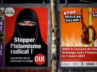 Cartel a favor de la prohibición del 'burka' en Suiza, en una calle de Ginebra el 1 de marzo.