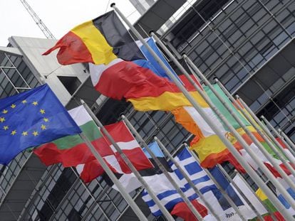 Banderas de países miembros de la UE frente al Parlamento Europeo en Estrasburgo.