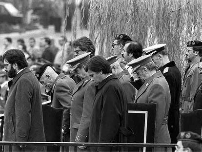 Felipe González, en un acto religioso de la División Acorazada Brunete, junto a altos jefes militares y varios colaboradores en diciembre de 1982. A la izquierda de la imagen se observa al entonces ministro de Defensa, Narcís Serra.