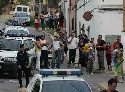 Cordón policial en L&#39;Alquerieta de Alzira tras el tiroteo el pasado 30 de marzo de 2006.