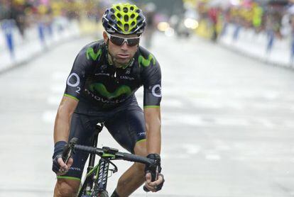 Alejandro Valverde cruza la meta de Bergerac, este viernes.