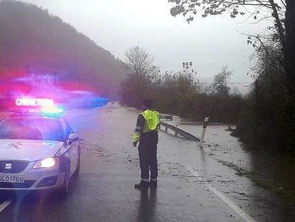 El desbordamiento del río Sella que ha cortado la N-634 en Triongo (Asturias) este miércoles.