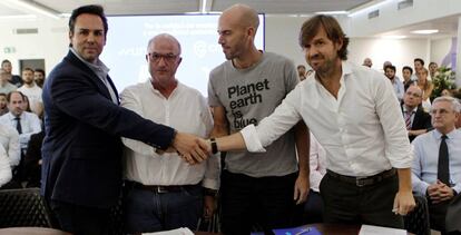 El presidente de Unauto VTC, Eduardo Martín; el secretario general de FeSMC-UGT, Miguel Ángel Cilleros; el consejero delegado de Cabify, Juan de Antonio; y el presidente de Vector, Rosauro Varo.