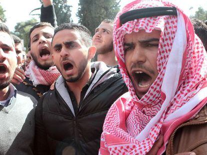 Estudiants jordans es manifesten després de l'assassinat del pilot, aquest dimecres a Amman.