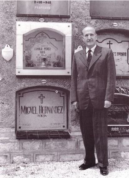 Vicente Aleixandre, ante la tumba de Miguel Hernández.