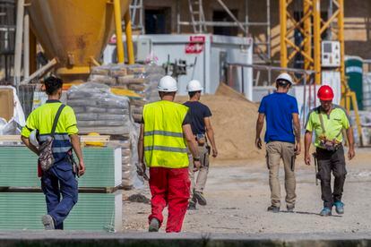 Trabajadores en una obra en Zaragoza en julio de 2023.JAVIER BELVER (EFE)