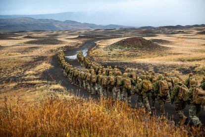 El cuerpo de Marines de Estados Unidos, desplegado durante las maniobras Trident Juncture 2018, camina hacia un lugar de entrenamiento en Islandia, el 19 de octubre de 2018.