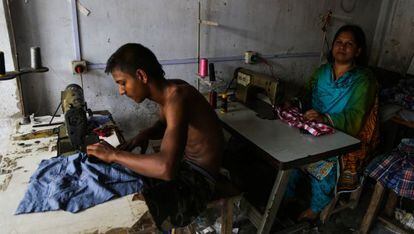 Kazi Begum posa en su taller de confección de ropa en una localidad del norte de Bangladesh.