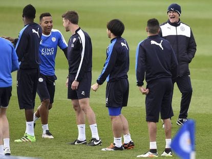 Ranieri bromea con los jugadores del Leicester durante un entrenamiento.