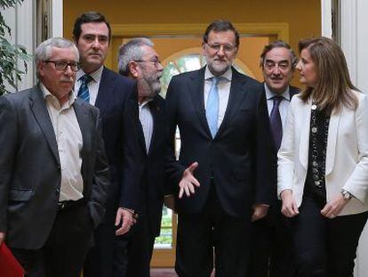Ignacio Fernandez Toxo, Candido Mendez, Juan Rosell y Antonio Garamendi, con F&aacute;tima Ba&ntilde;ez y  Mariano Rajoy