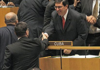 El canciller de Cuba saluda a otros delegados antes de la Asamblea General.