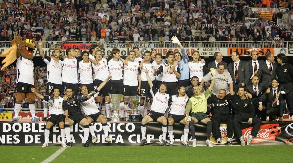 La plantilla del Valencia CF celebra el doblete (Liga y Copa de la UEFA) de la temporada 2003/04.