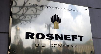 Logo de la compañía Rosneft en su sede de Moscú