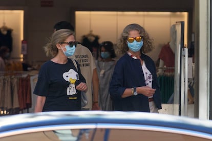 Las Infantas Cristina y Elena disfrutan juntas de una tarde de compras en las rebajas.
