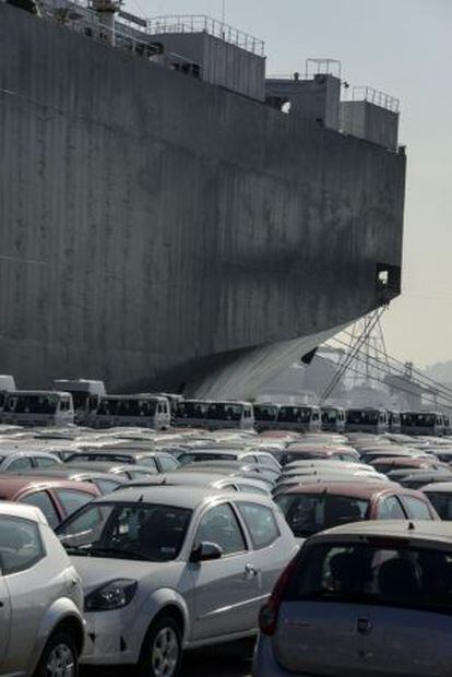 Vehículos pendientes de cargar en el puerto de Santos (Brasil).