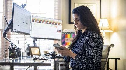 Una mujer teletrabaja desde su casa. Getty Images