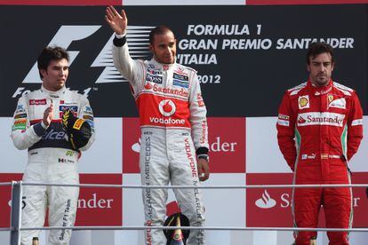Checo Pérez junto a Lewis Hamilton y Fernando Alonso, tras el Gran Premio de Italia, en Monza, en 2012. Esa vez, el mexicano finalizó segundo.