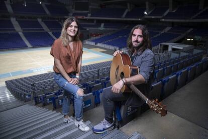 La poeta Elvira Sastre y el músico Andrés Suárez, en el Wizink Center de Madrid.