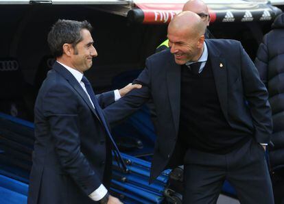 El entrenador del Real Madrid, Zinedine Zidane, y el del FC Barcelona, Ernesto Valverde, se saludan al inicio del partido correspondiente a la jornada 17 de Liga en Primera División, que los dos equipos disputan hoy en el estadio Santiago Bernabéu.