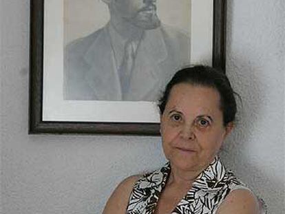 Coral Pellicer, junto a un retrato de su padre.