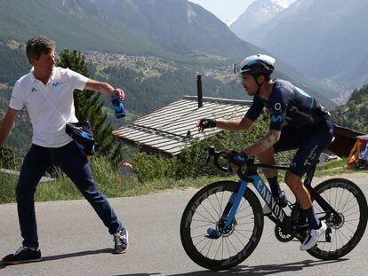 Jaimerena le pasa un bidón al corredor Albert Torres en la pasada Vuelta a Suiza.