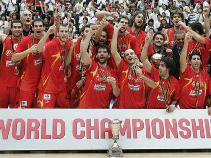 El equipo español en pleno celebra la victoria en el Mundial de baloncesto celebrado en Japón.