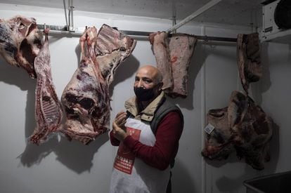 Alfonso Cerezo, carnicero de Somosierra, en la cámara frigorífica donde guarda la carne.