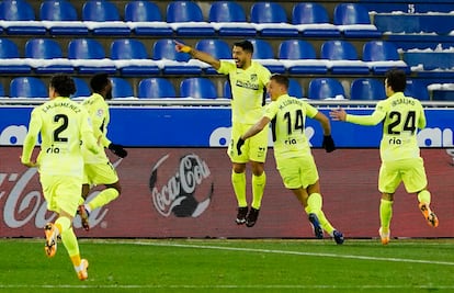 Suárez celebra su gol ante el Alavés este domingo en Mendizorroza.