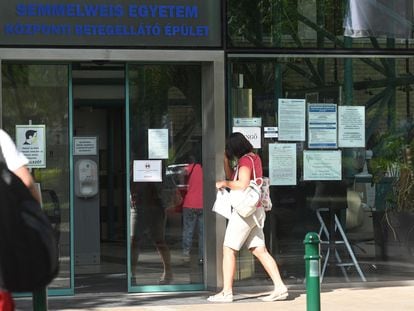 Una mujer entra en una clínica obstétrica de la Universidad Semmelweis de Budapest, este martes.