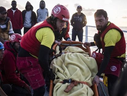 Uno de los migrantes rescatados es evacuado este viernes a Malta por motivos de salud. En vídeo, mensaje del patrón del barco al Gobierno.