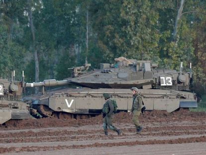 Carros de combate israelíes Merkava, este martes en la frontera de Gaza.