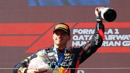 Max Verstappen en el podio del GP de Hungría tras ganar la carrera.