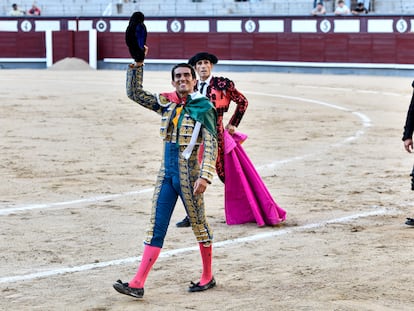 Calita, en la vuelta al ruedo tras la muerte de su segundo toro.