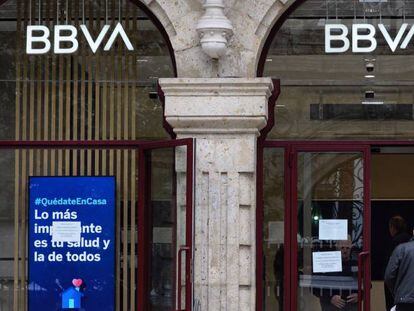 Un hombre entra en una sucursal bancaria del BBVA en Valladolid. 