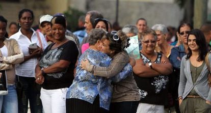 Dos mujeres celebran la obtenci&oacute;n de un visado para EE UU en La Habana. 