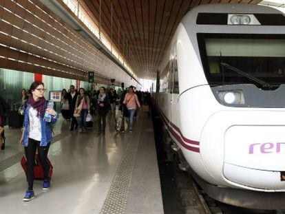 Tren de Renfe en la estaci&oacute;n Indalecio Prieto de Bilbao. 