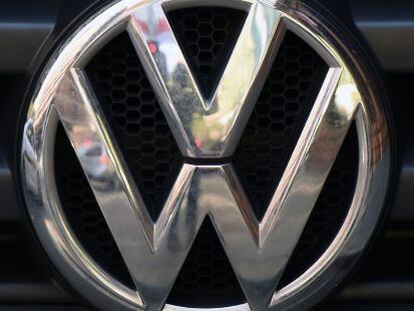 Logotipo de Volkswagen en uno de sus veh&iacute;culos. 